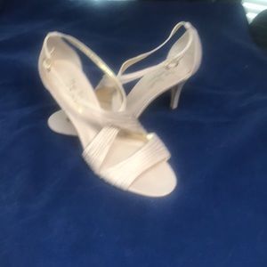 Touch of Nina size 8 tan 3 1/2 heels. NWOT